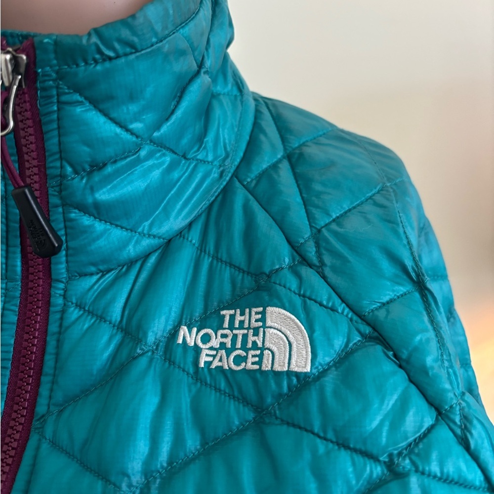 The North Face Women's Teal Quilted Puffer Jacket - Picture 4 of 12
